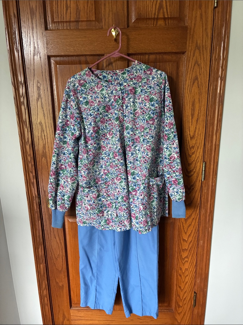 Scrubs Women Sz. MED. Floral Print Top/Blue Pants